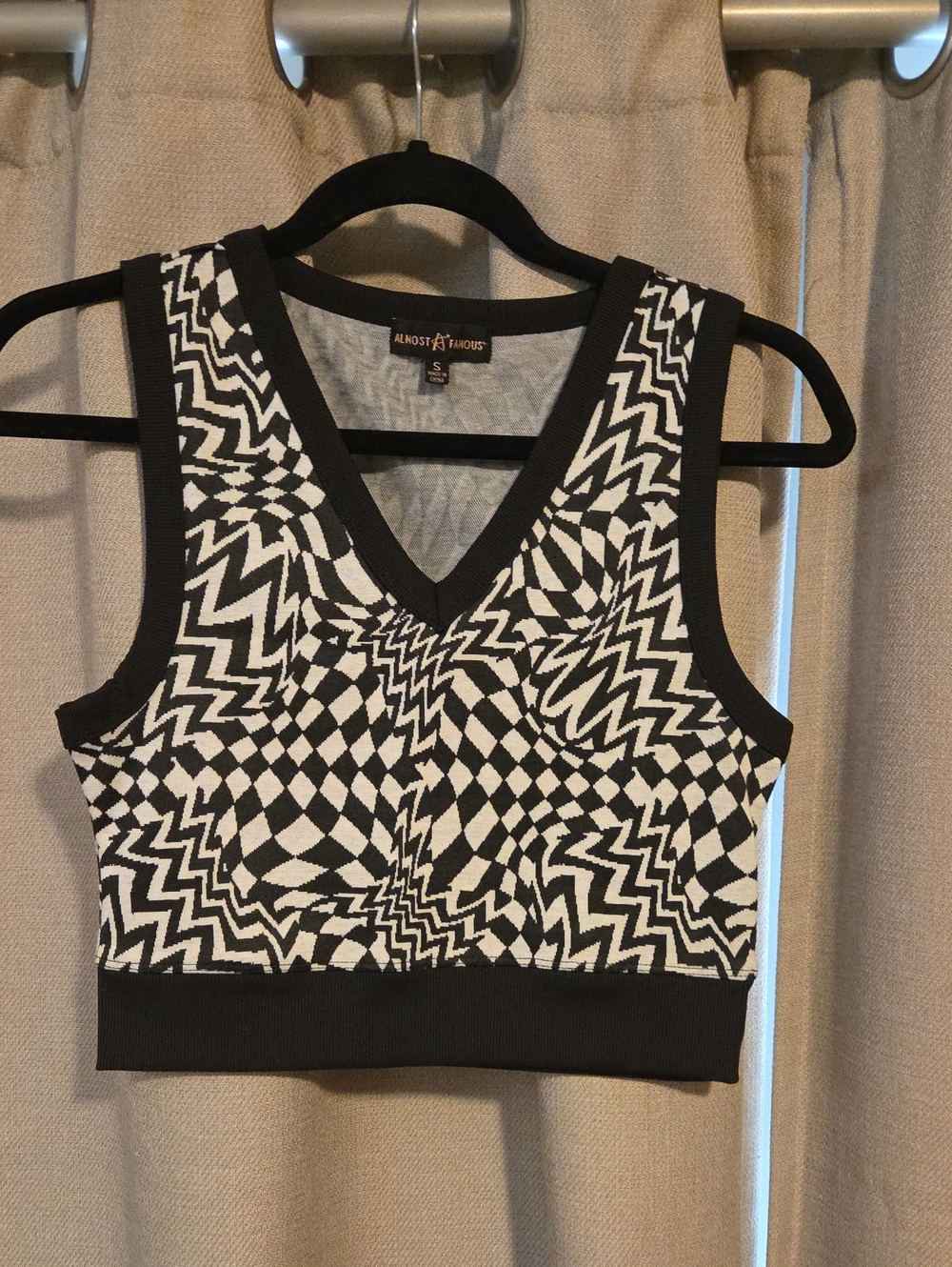 Almost Famous Black & White Optical-Print V-Neck Crop Top